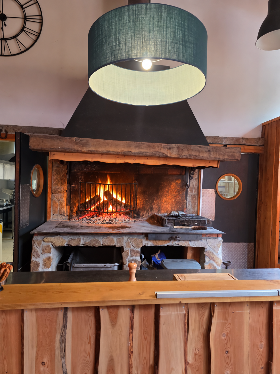 La cheminée du restaurant, photo retouchée